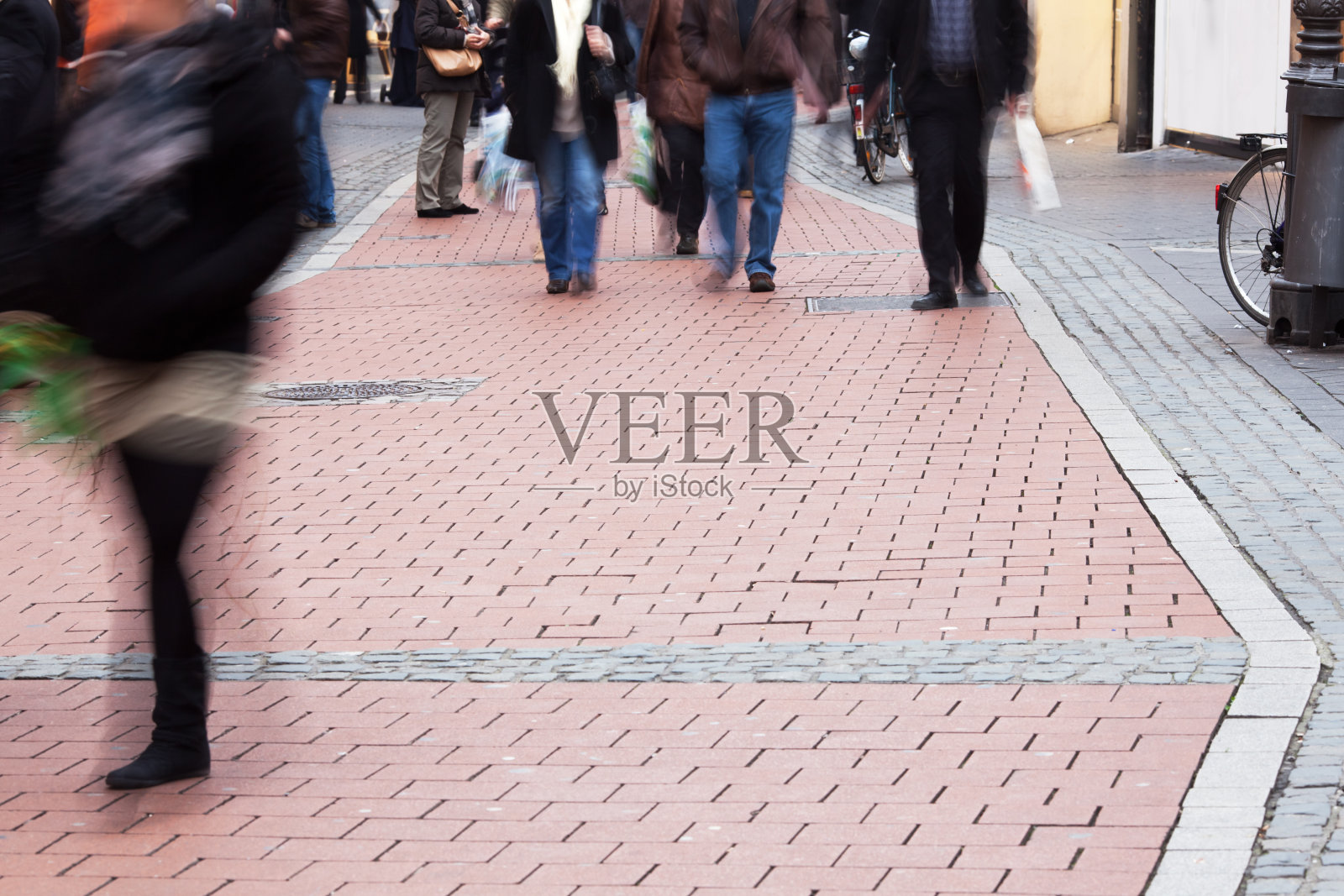 人们在步行区行走照片摄影图片