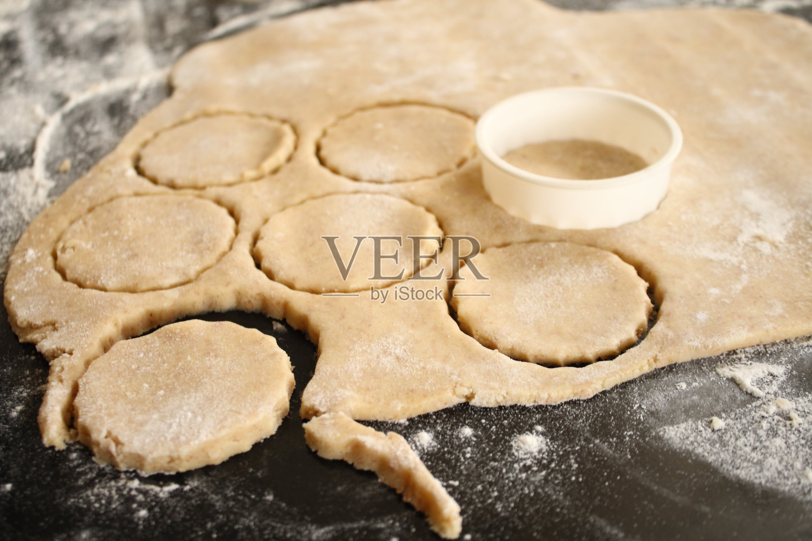 准备酥皮糕点饼干照片摄影图片