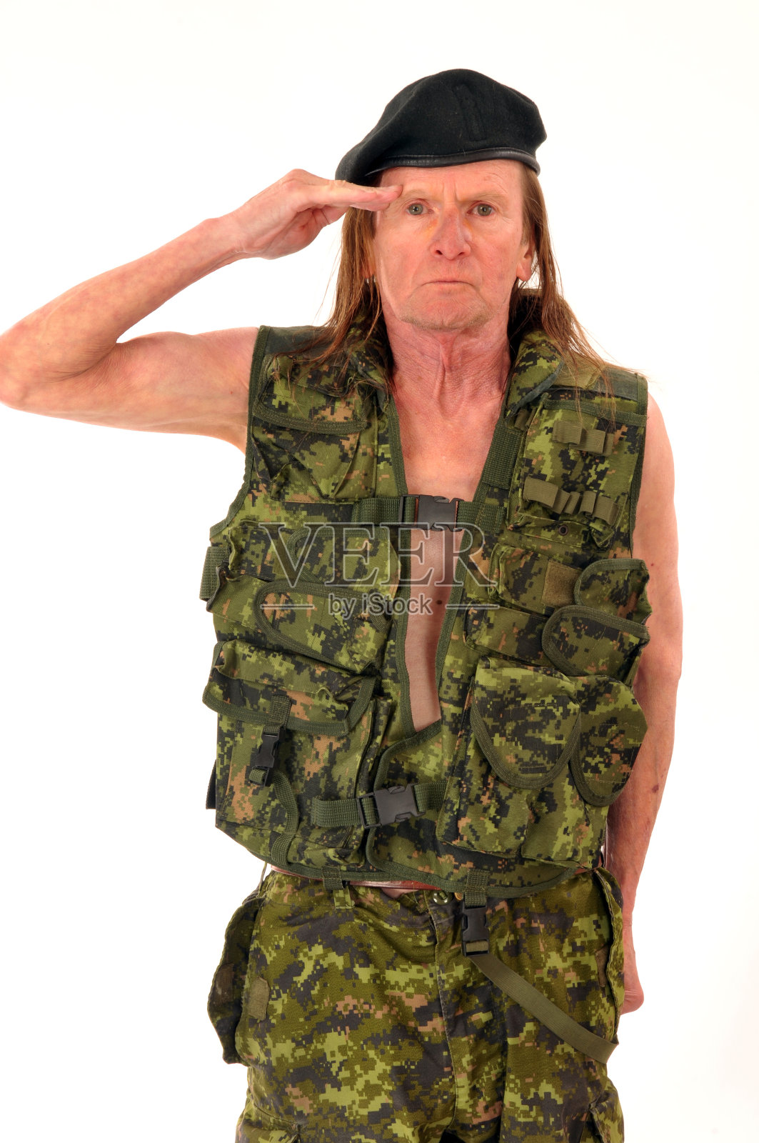 在战斗中敬礼的嬉皮士老兵照片摄影图片