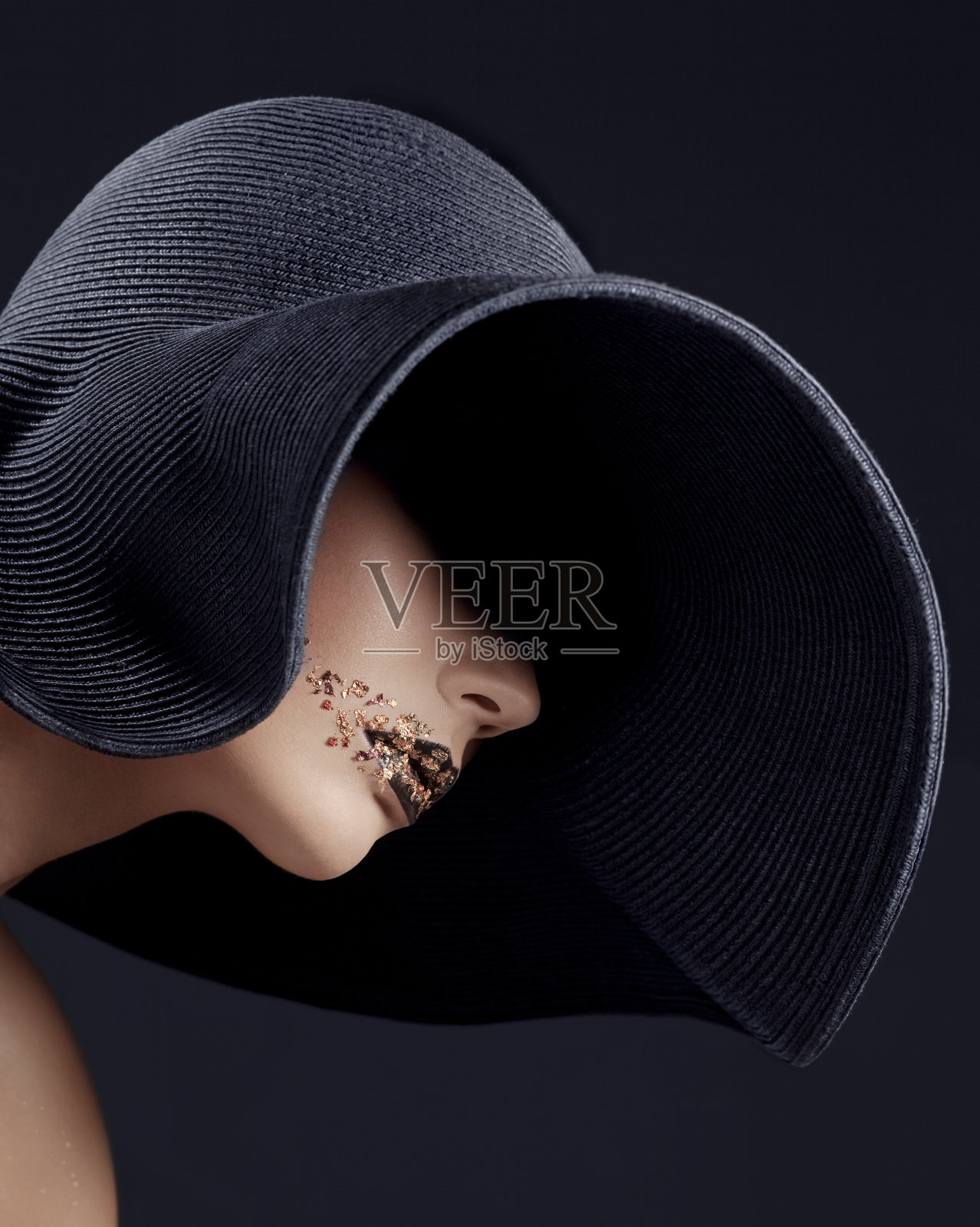 妇女们戴着有金属箔的宽帽子照片摄影图片