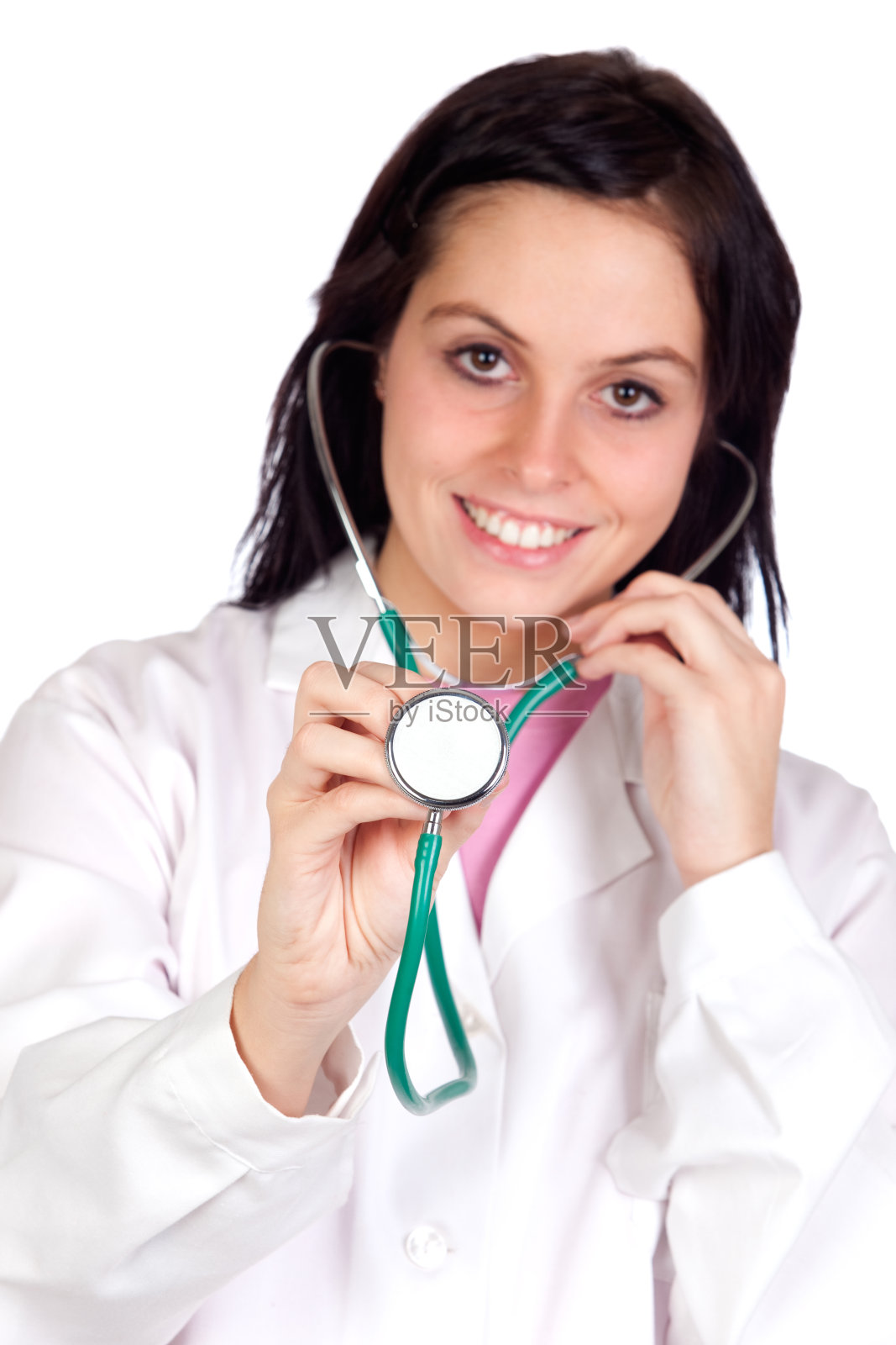 黑发医生,专注于听诊器- sdf -照片摄影图片