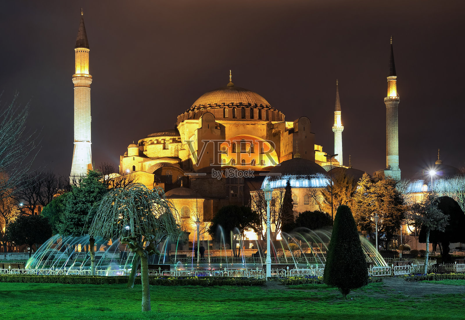 伊斯坦布尔的圣索菲亚大教堂的夜景照片摄影图片