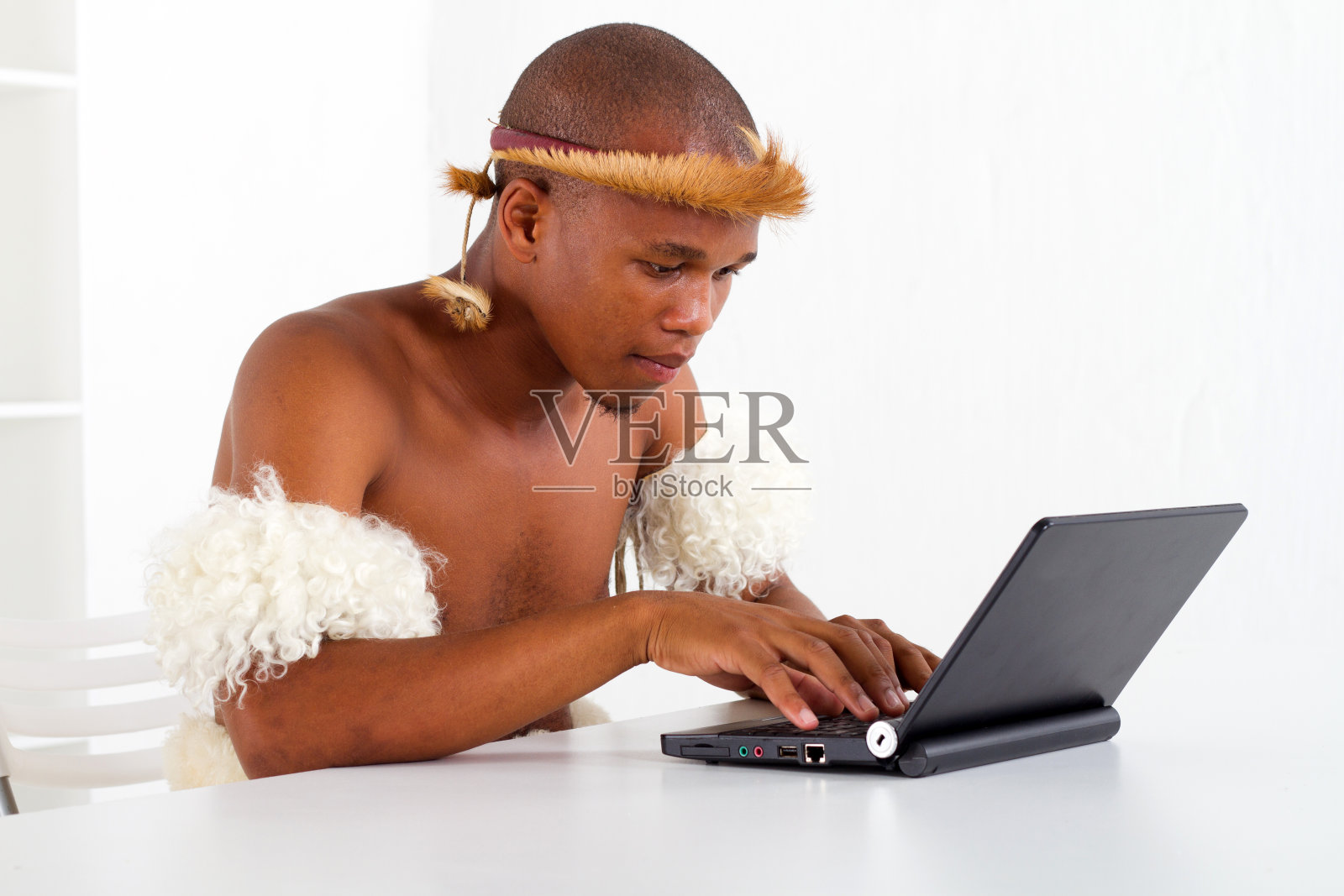 学习电脑的非洲部落男子照片摄影图片