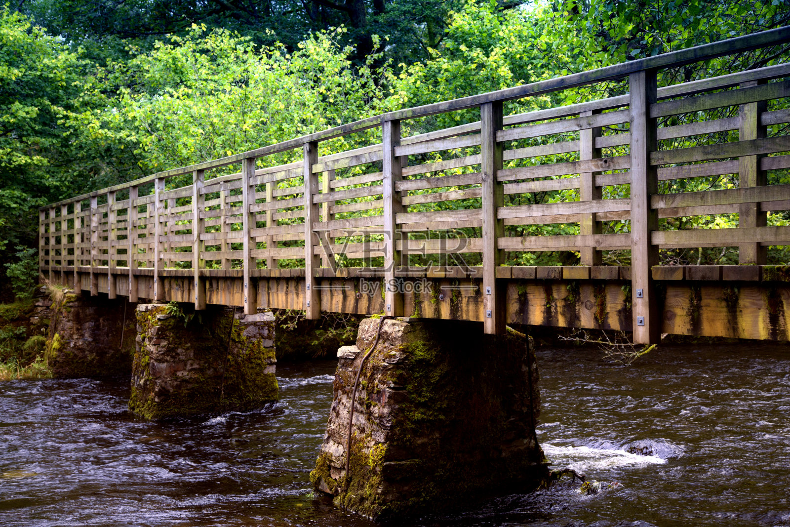 英国湖区的一条小溪上的桥照片摄影图片