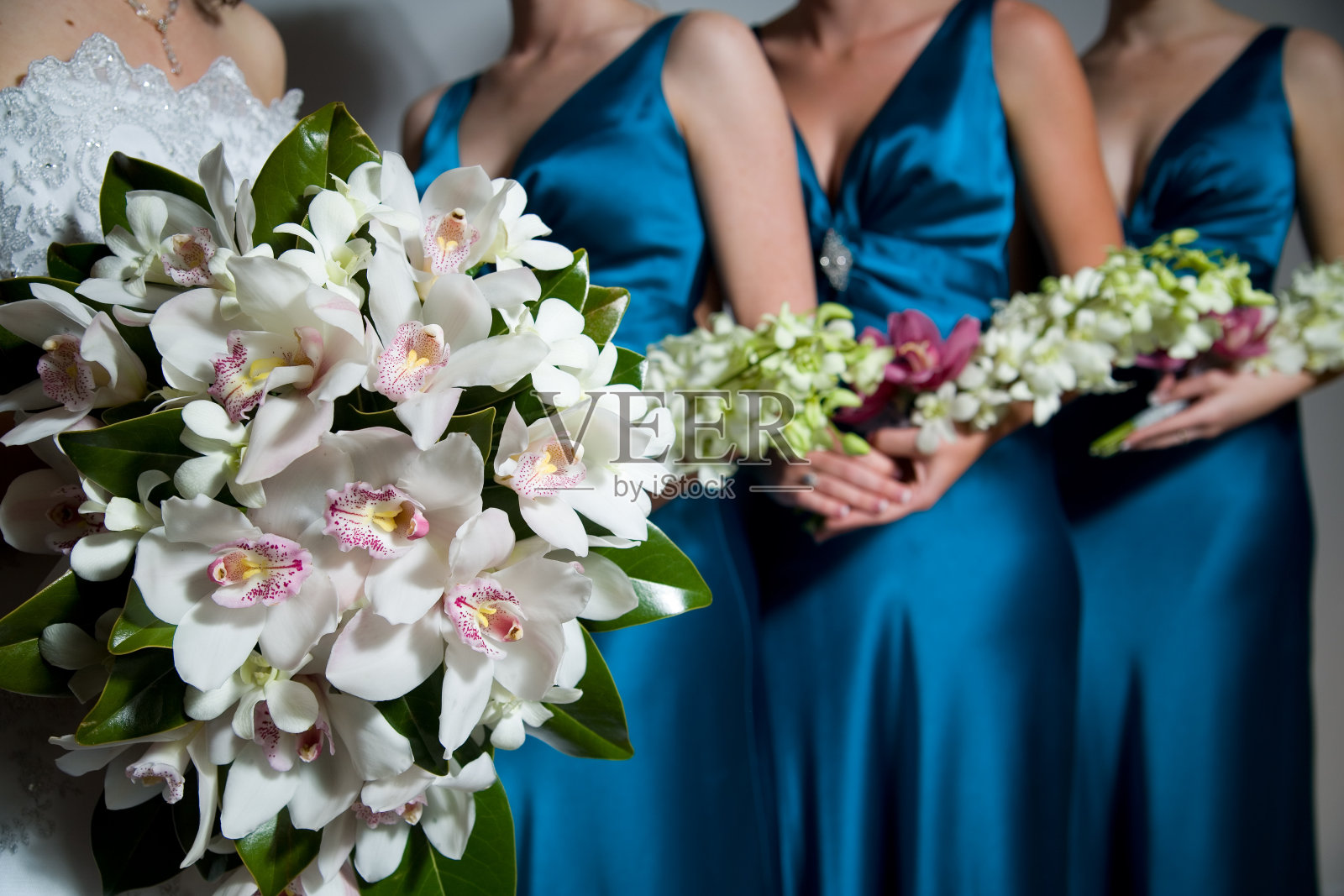 新娘的花束与伴娘在背景的特写照片摄影图片