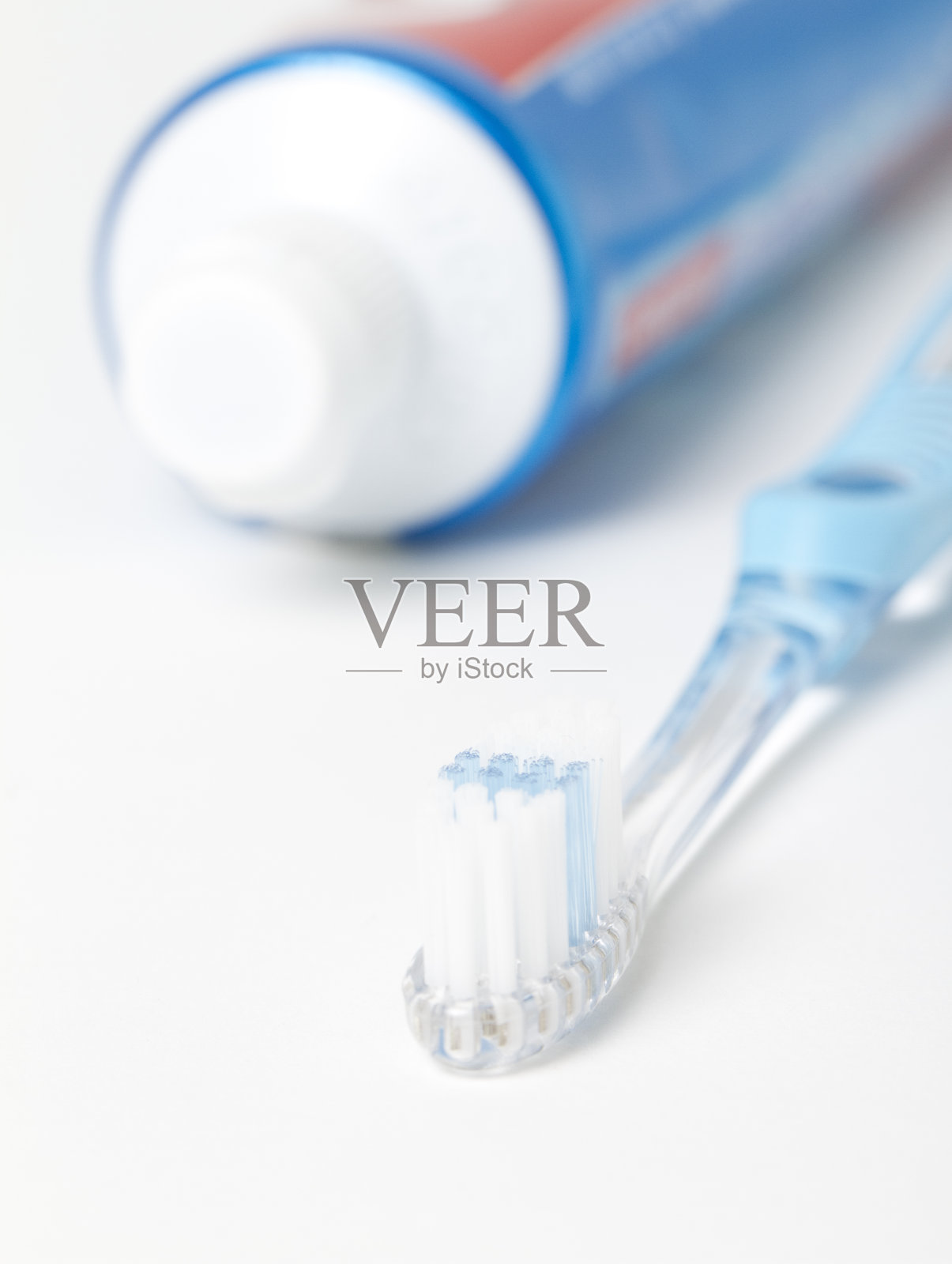 前面有牙膏的牙刷照片摄影图片