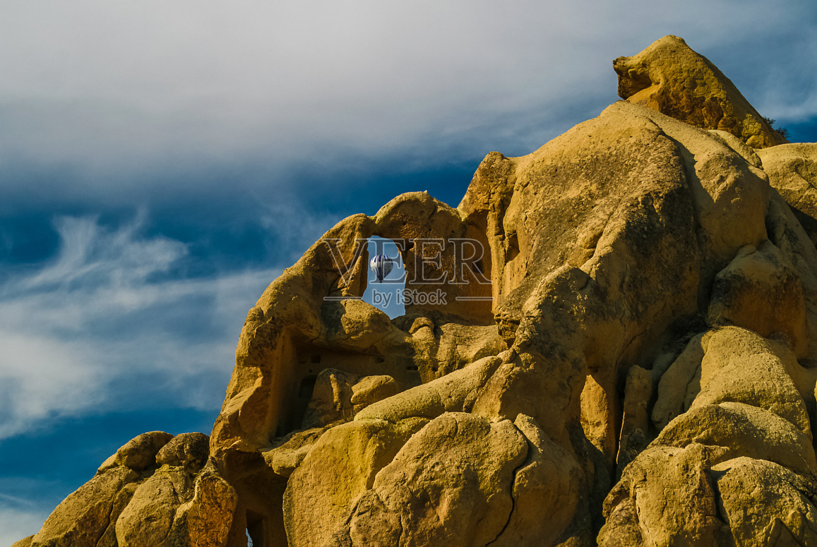 热气球飞过卡帕多西亚的岩石山照片摄影图片