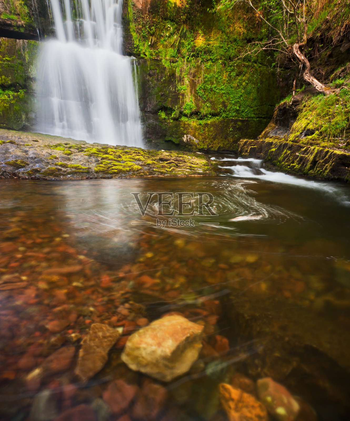 威尔士布雷肯灯塔的春天瀑布照片摄影图片