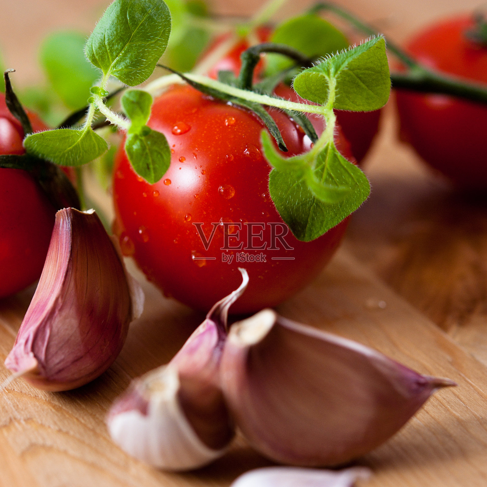 新鲜的西红柿,牛至和大蒜照片摄影图片