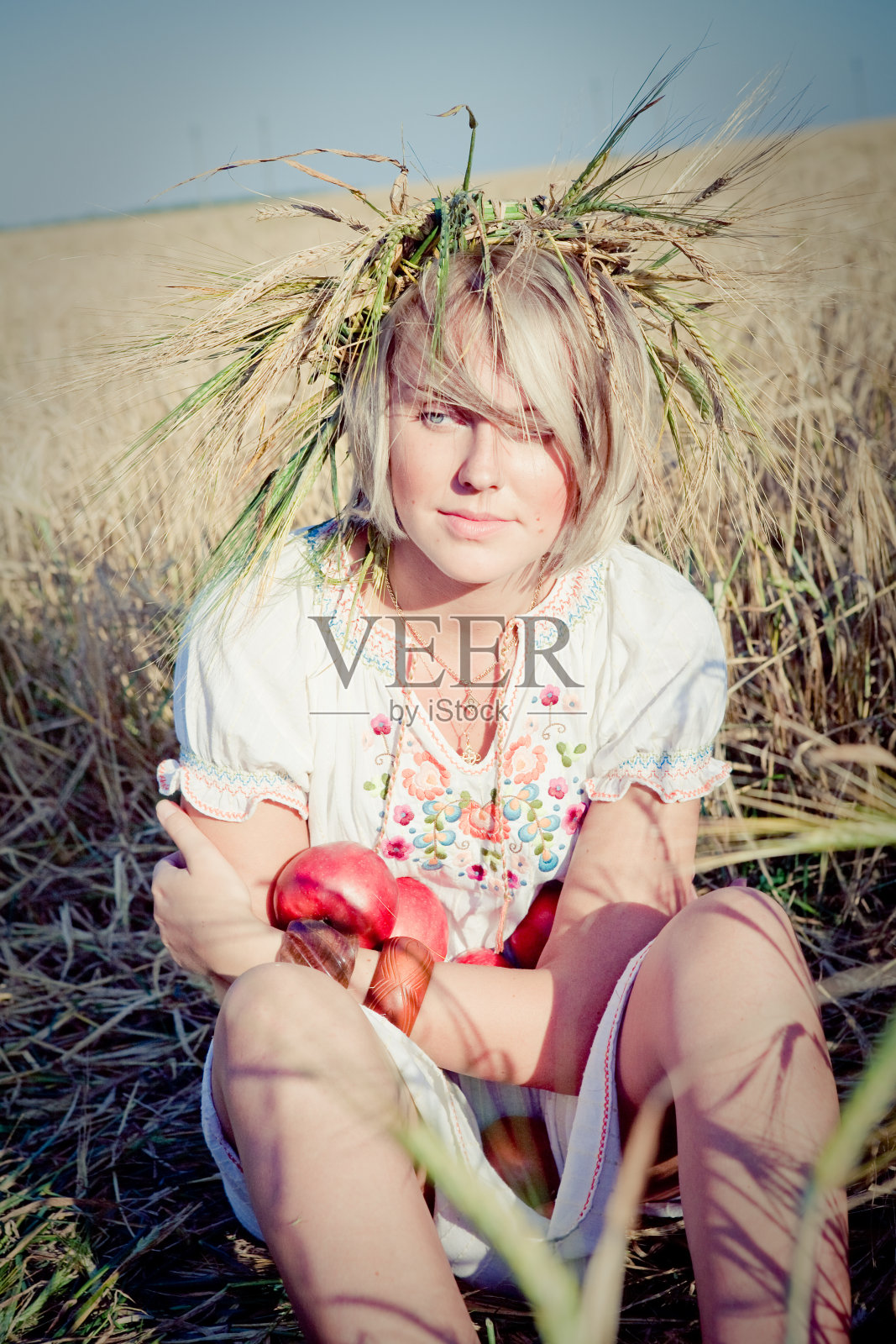 麦田里的年轻女子照片摄影图片