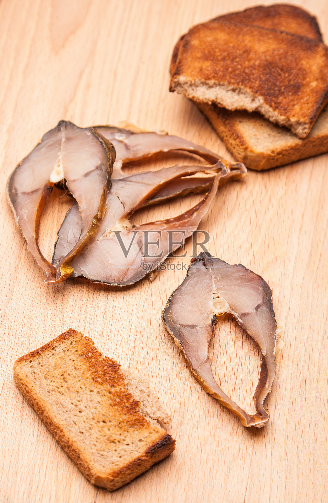 烤面包和熏鱼片照片摄影图片