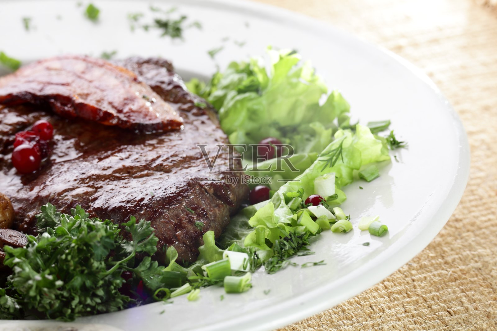 肉和蘑菇照片摄影图片