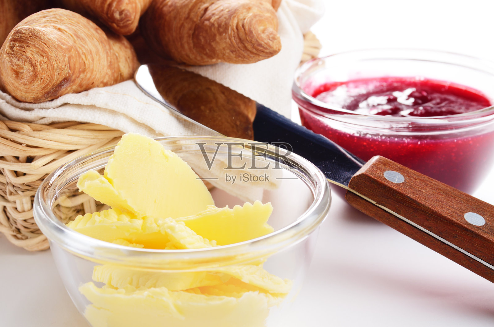 牛角面包,果酱和黄油照片摄影图片