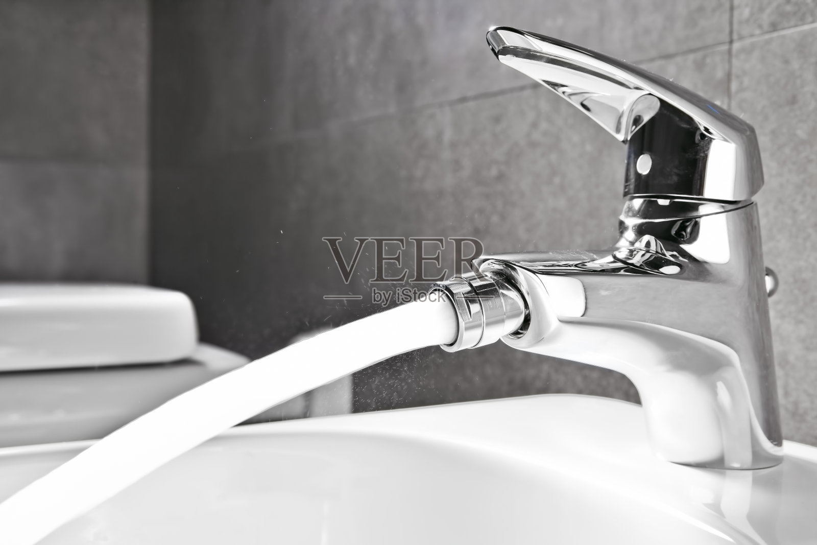 坐浴盆水龙头的水照片摄影图片