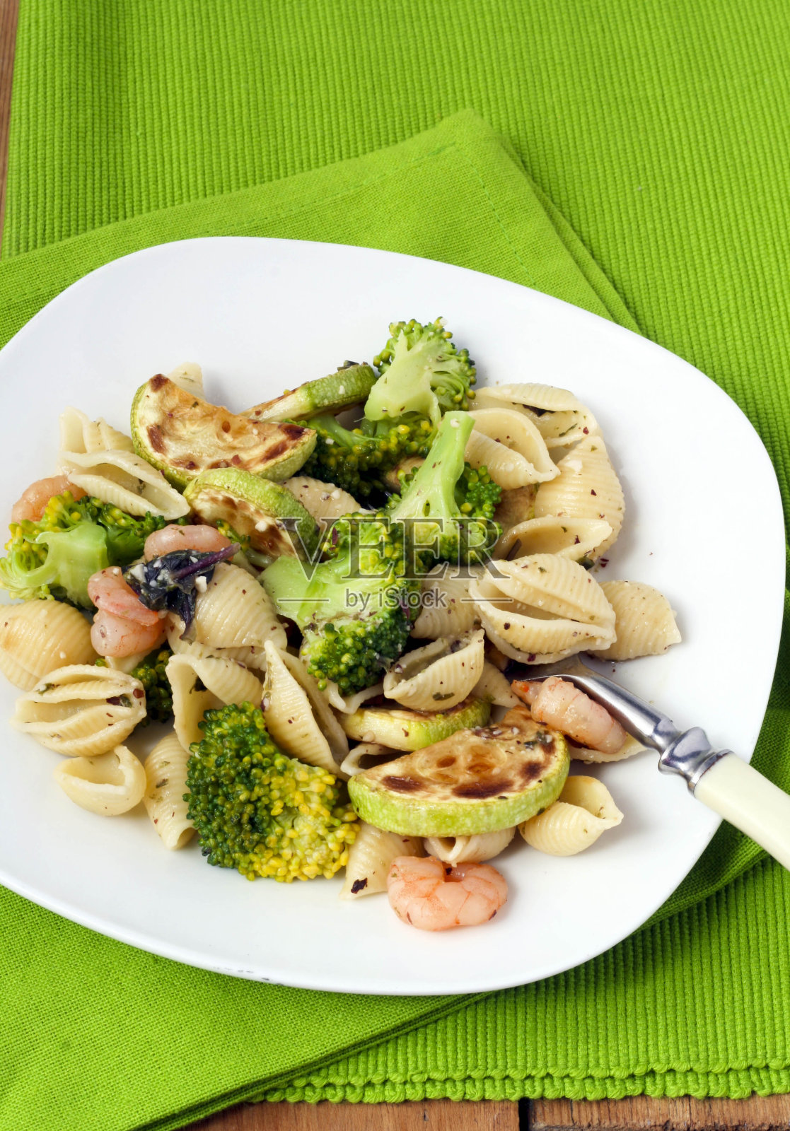 椰菜,西葫芦和大虾壳形意大利面照片摄影图片