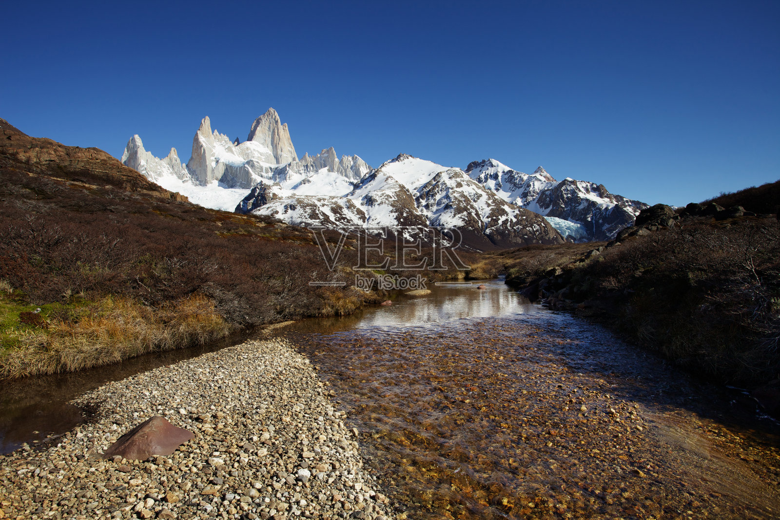 菲茨·罗伊和一条河照片摄影图片
