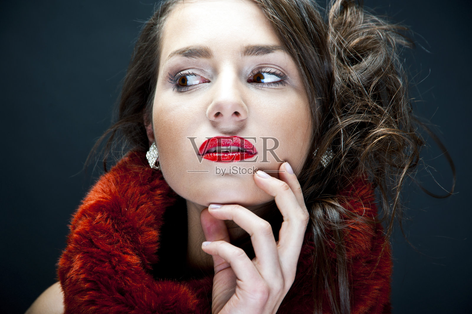 美丽的女人在黑色背景与珠宝照片摄影图片