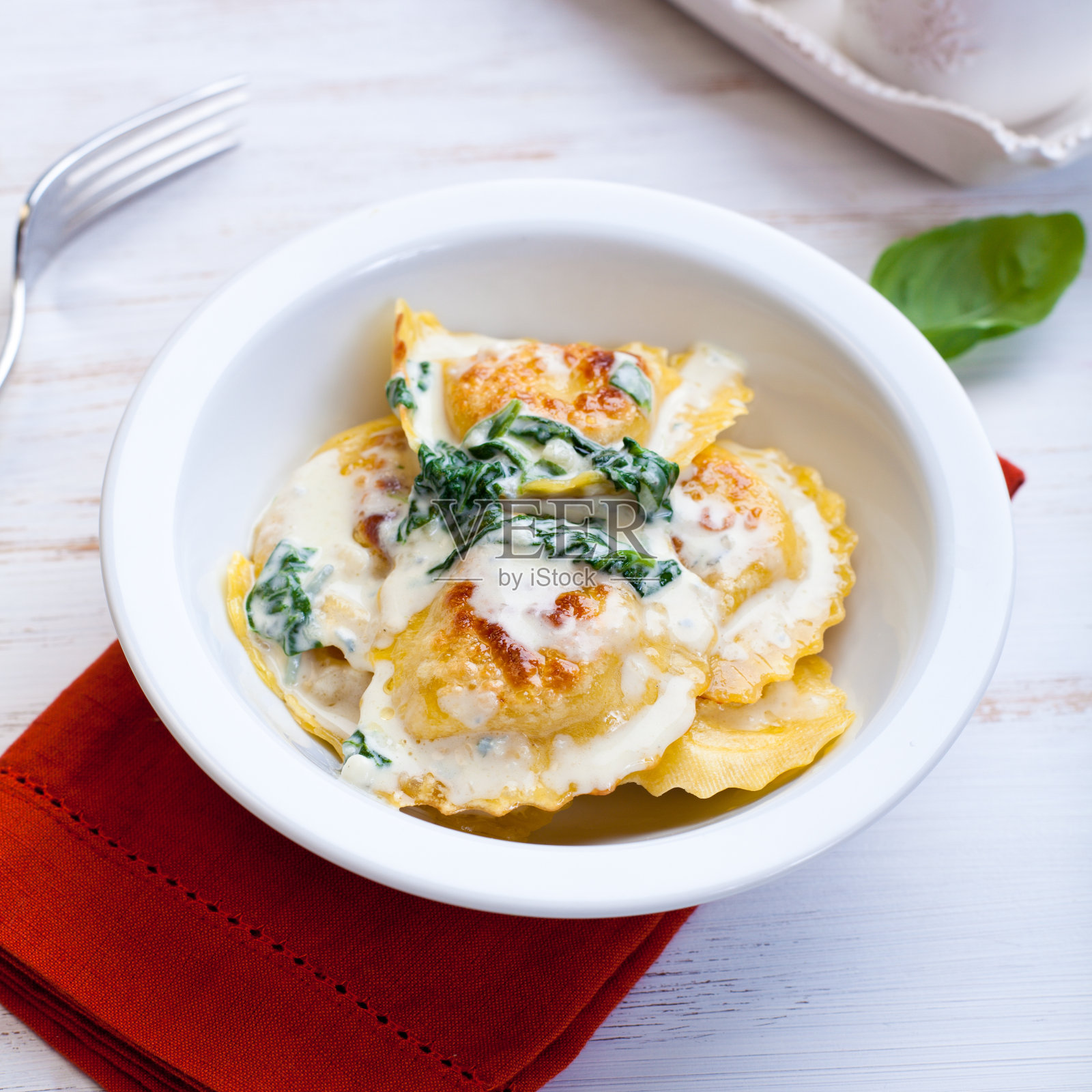 意大利奶酪三明治配蓝奶酪酱和菠菜照片摄影图片