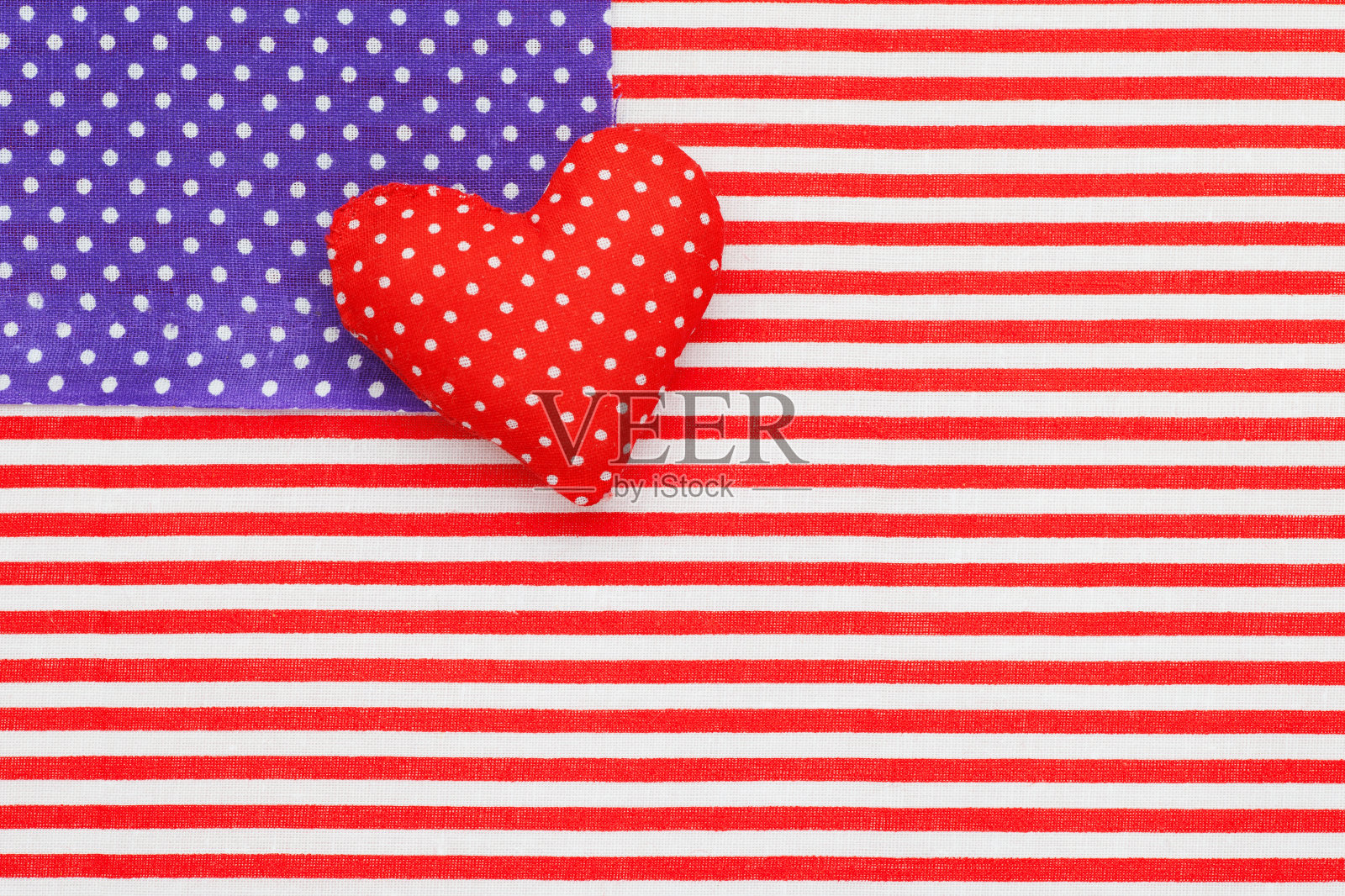 蓝色圆点,红白条纹面料和心形照片摄影图片