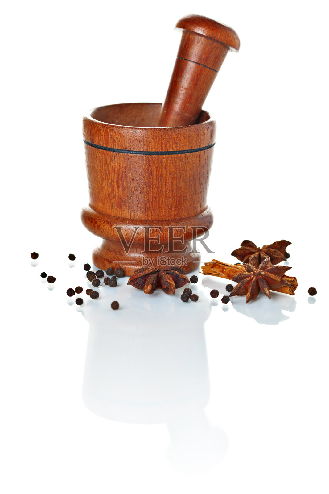 木制的研钵和杵,里面有可供研磨的香料照片摄影图片