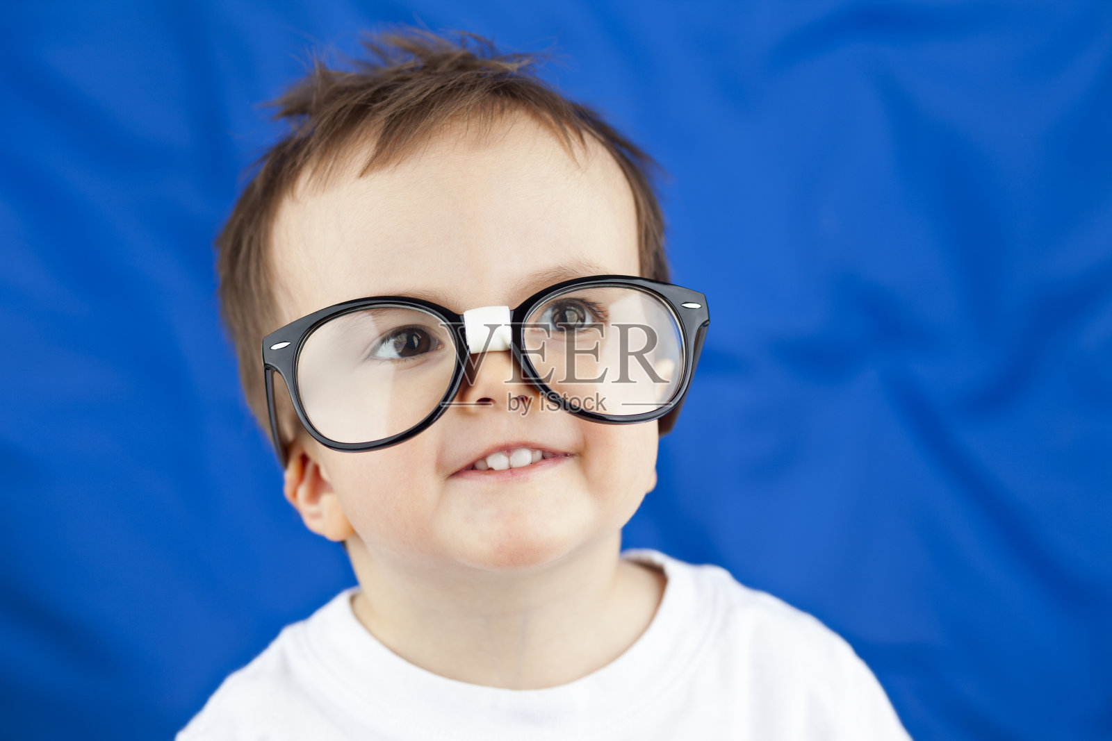 年轻的书呆子极客聪明的男孩在大的黑色玩具框架照片摄影图片