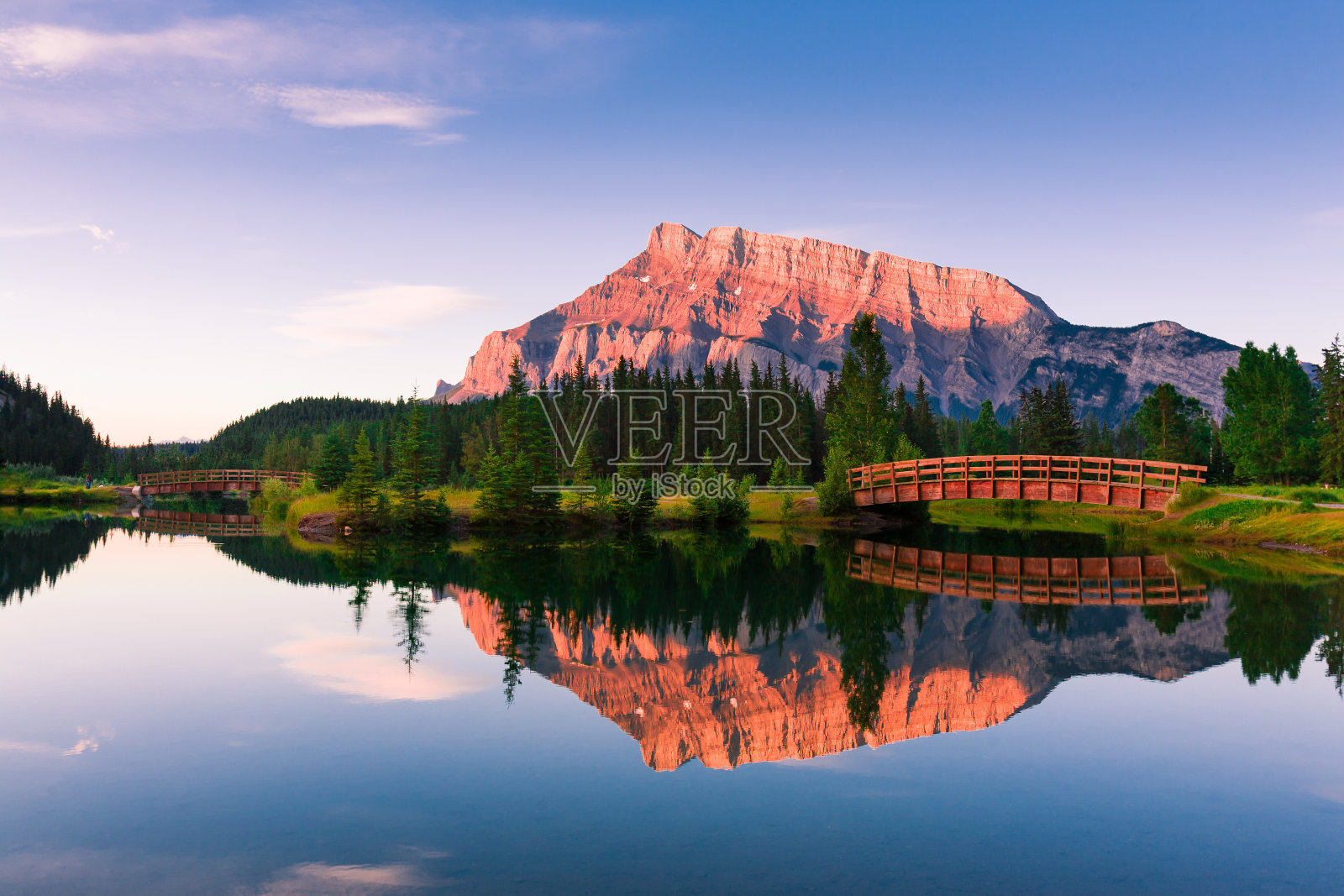 喀斯喀特池塘的风景和反射的日落照片摄影图片