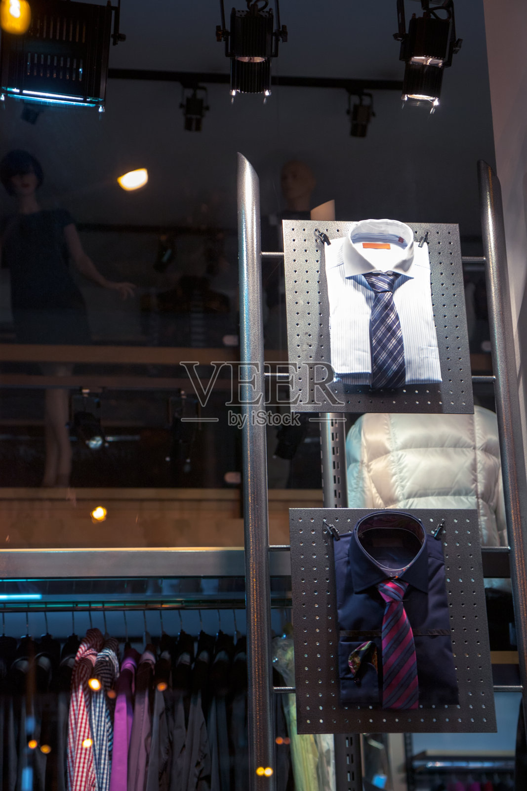 晚上的商店橱窗照片摄影图片