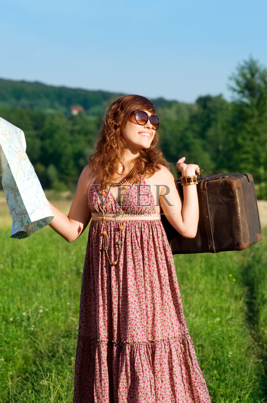 美女拿着地图和手提箱照片摄影图片