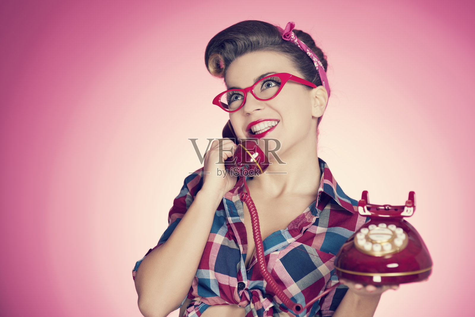 用老式电话聊天的快乐女郎照片摄影图片