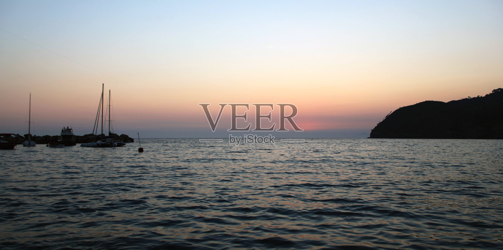 意大利莱万托的海上日落照片摄影图片