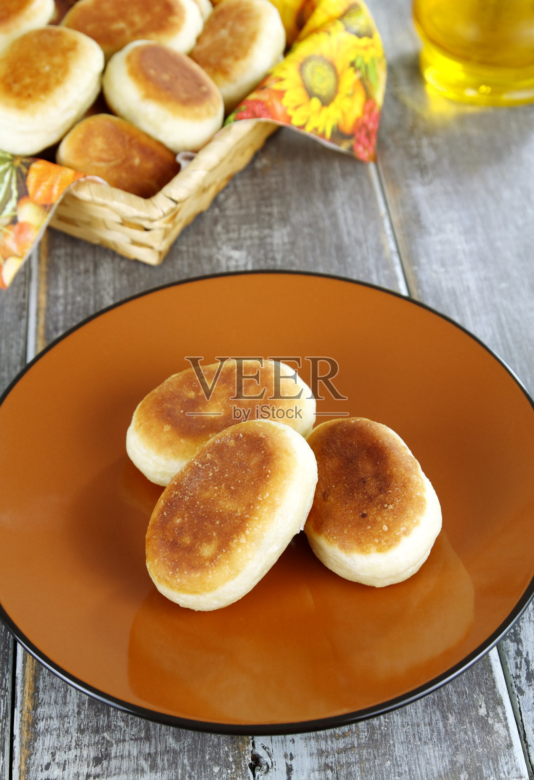 馅饼放在盘子里照片摄影图片