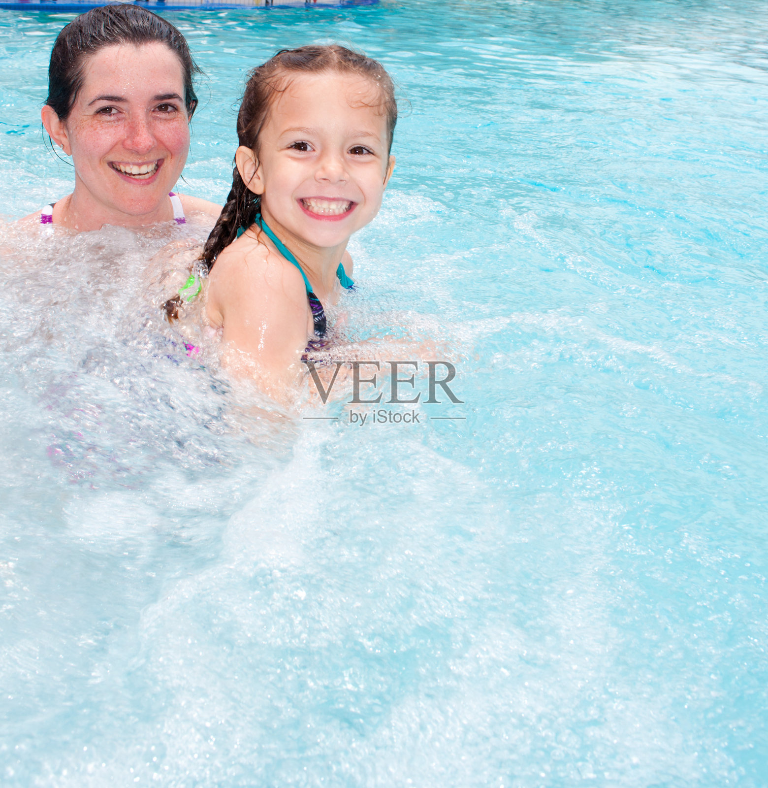 家人在游泳池里玩照片摄影图片