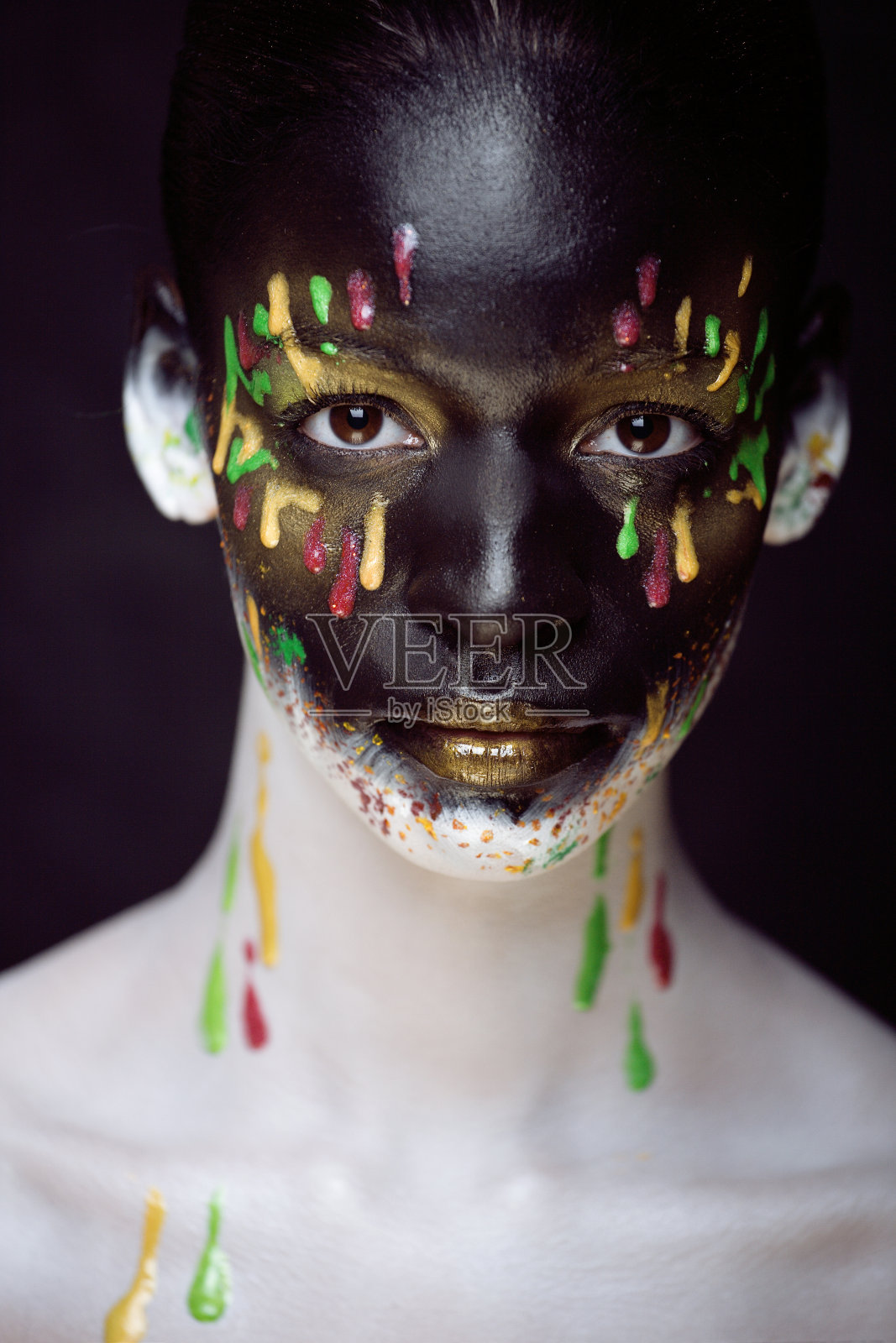 泼洒色彩的创意妆容照片摄影图片