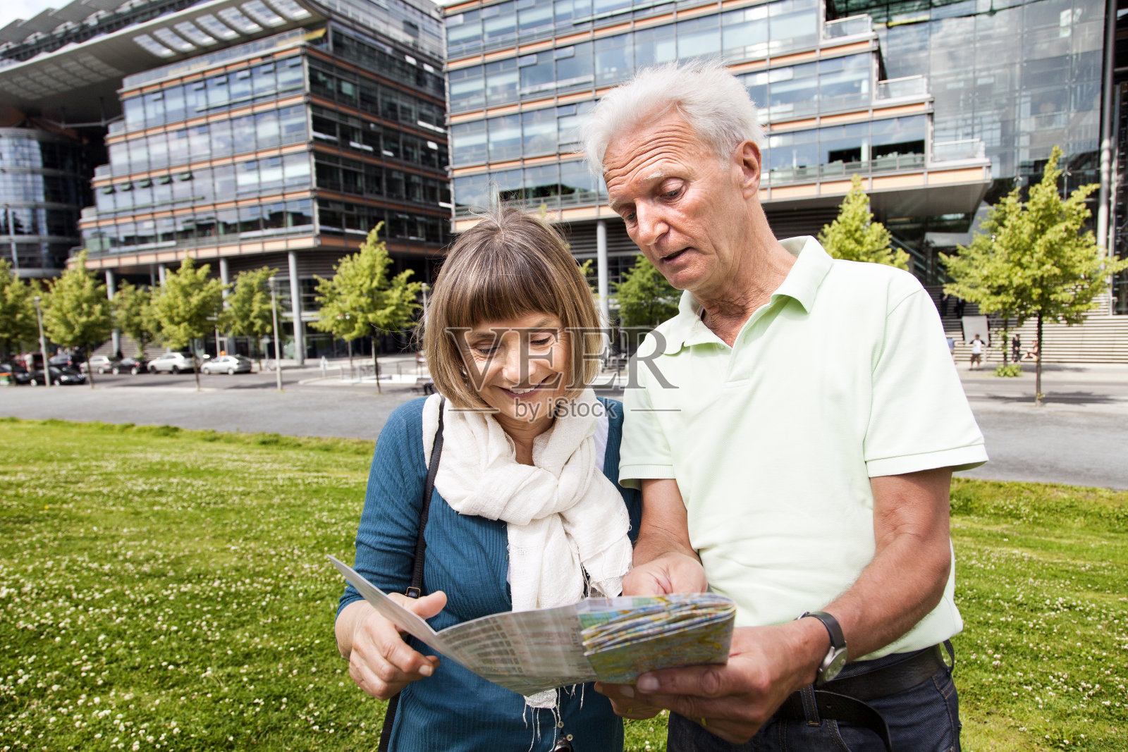 老年夫妇游览城市照片摄影图片