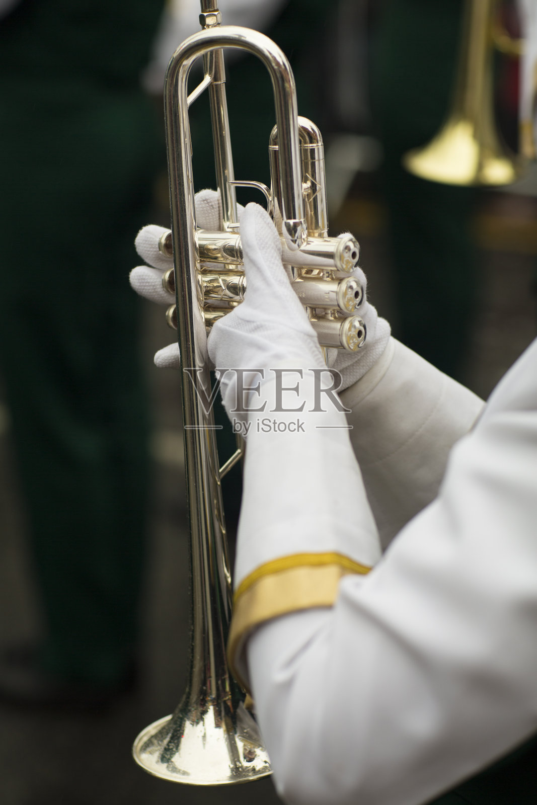 音乐家用小号表现出浅的景深照片摄影图片