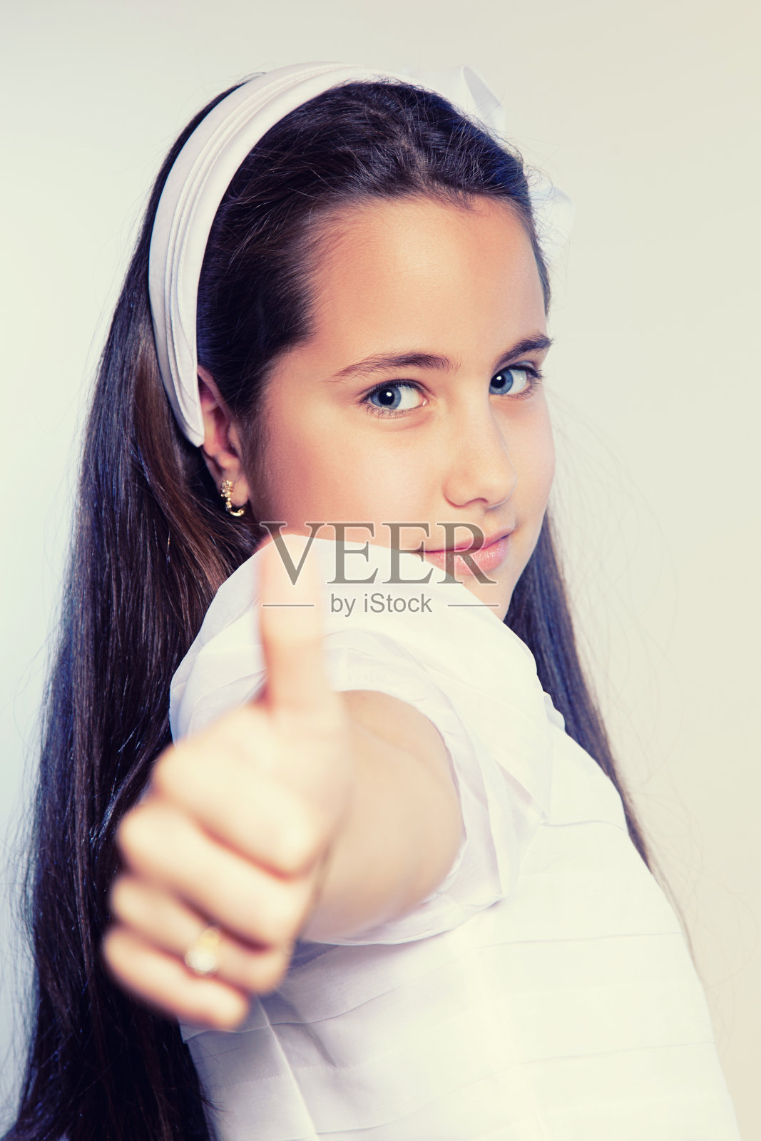 一个小女孩第一次领圣餐日的肖像照片摄影图片