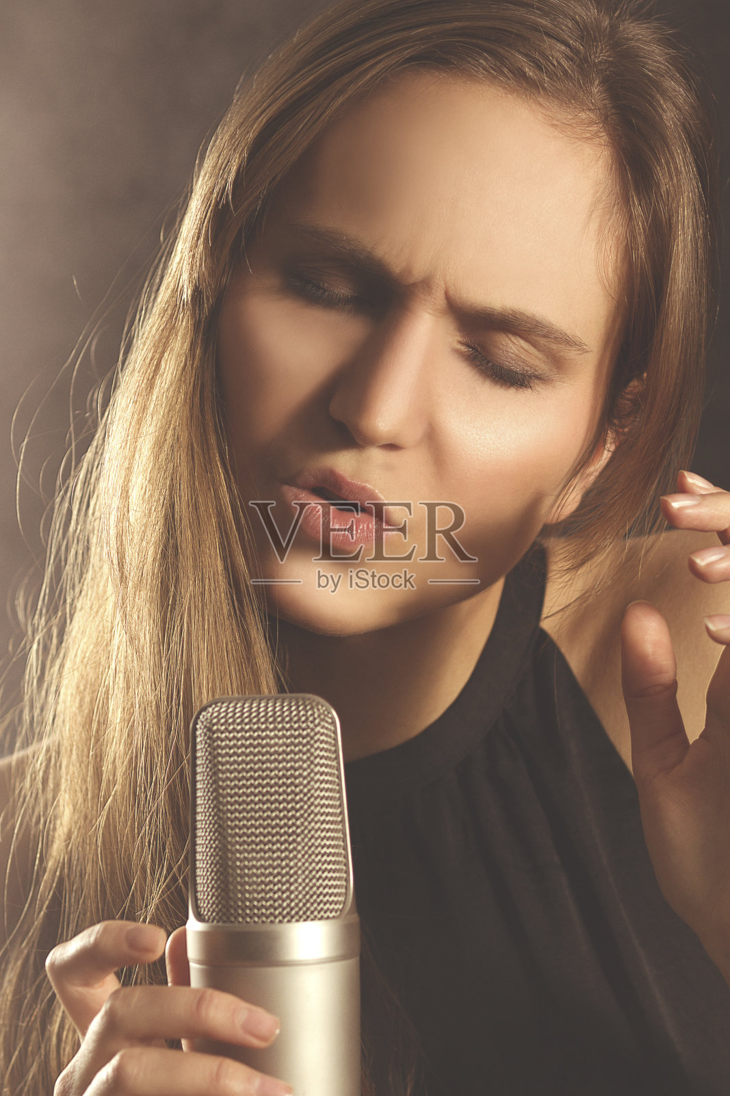 女子演唱会上演唱照片摄影图片