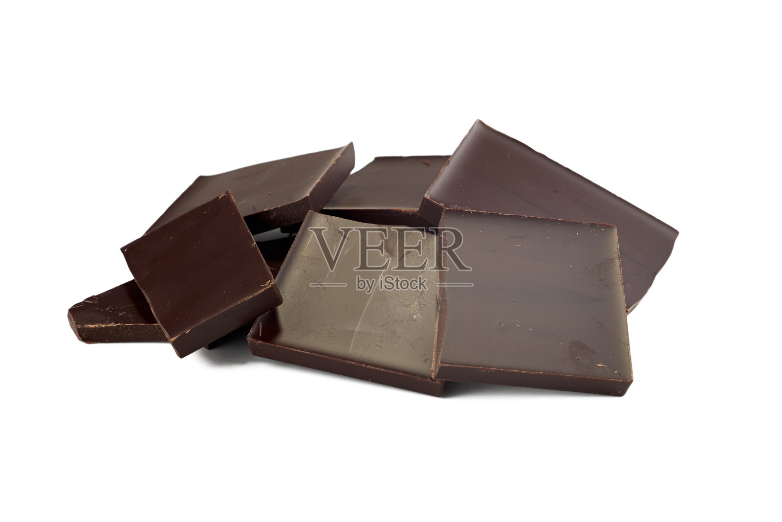 白色背景上孤立的巧克力块堆。照片摄影图片
