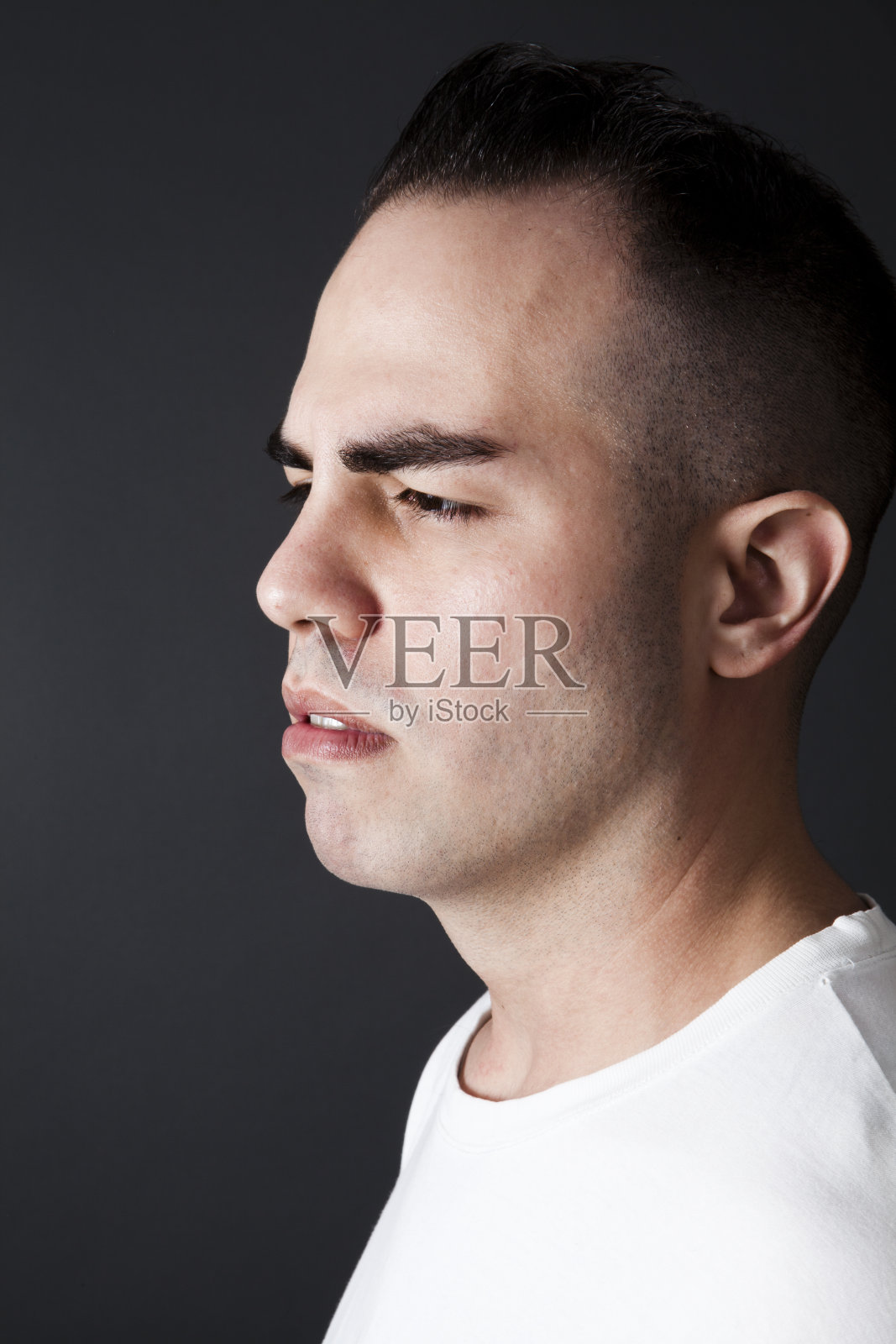 一个年轻人的肖像照片摄影图片