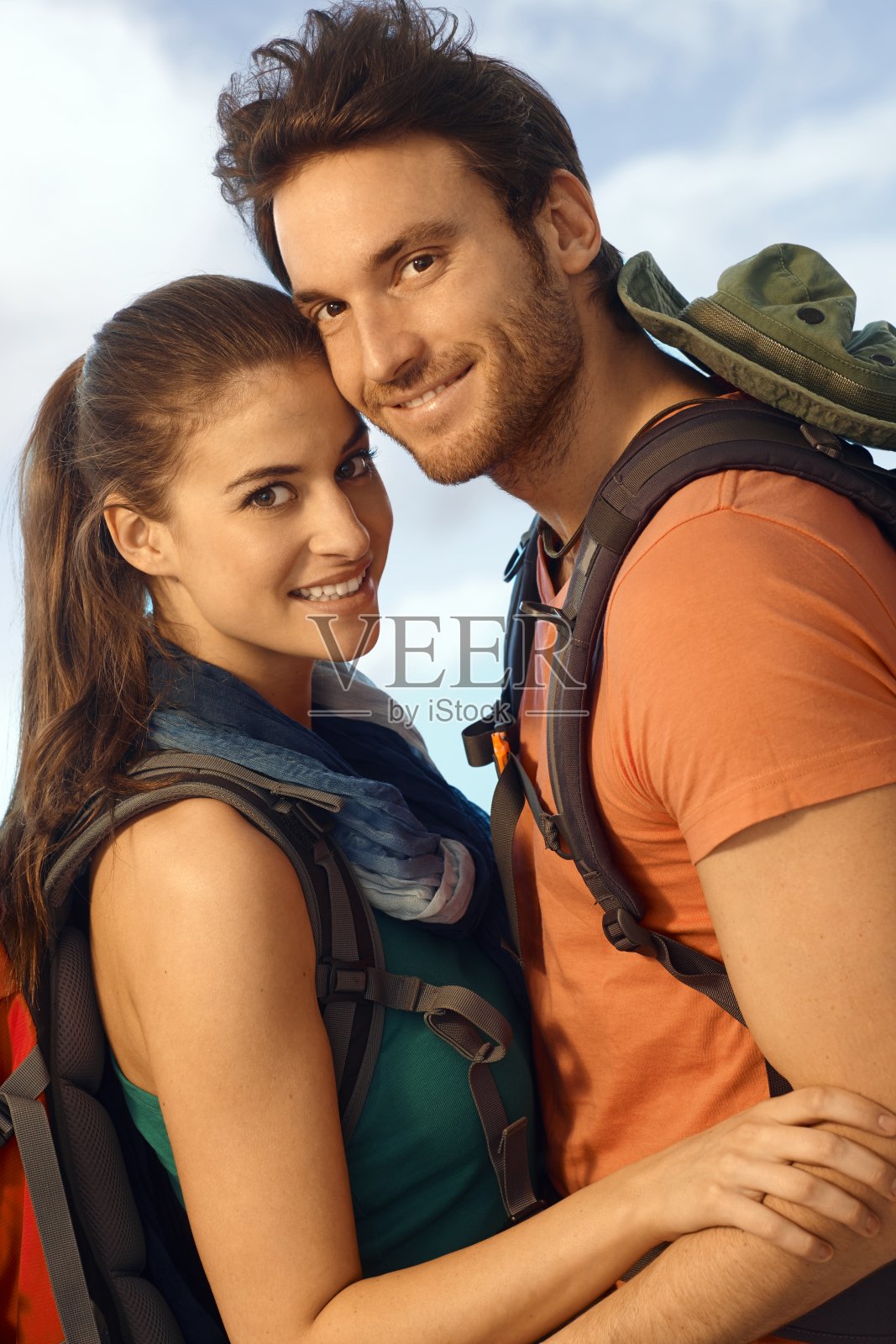 年轻的徒步旅行者拥抱的肖像照片摄影图片