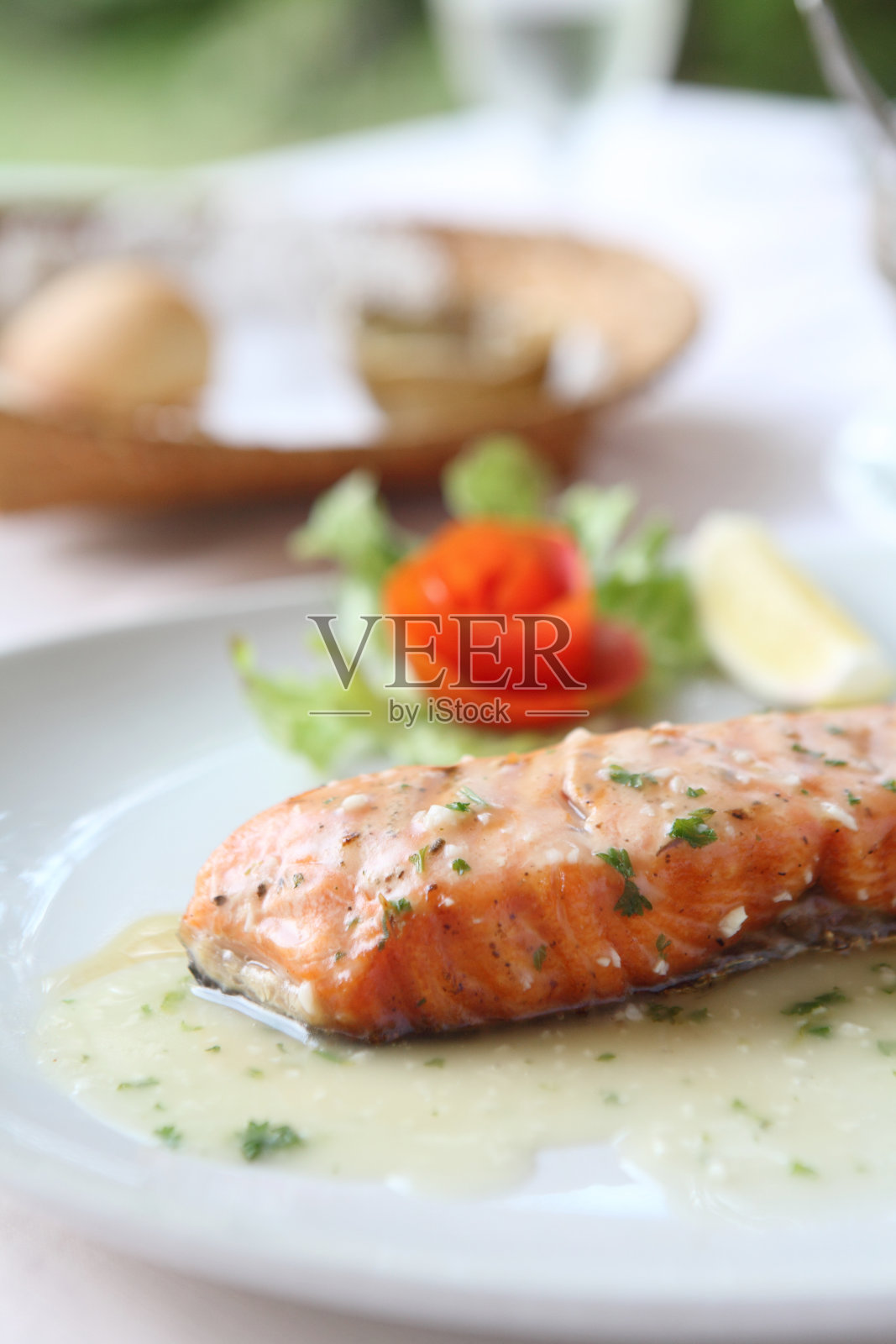 三文鱼排配柠檬汁照片摄影图片