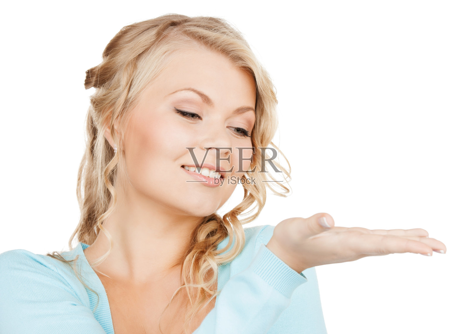 快乐的女人手里拿着什么东西照片摄影图片