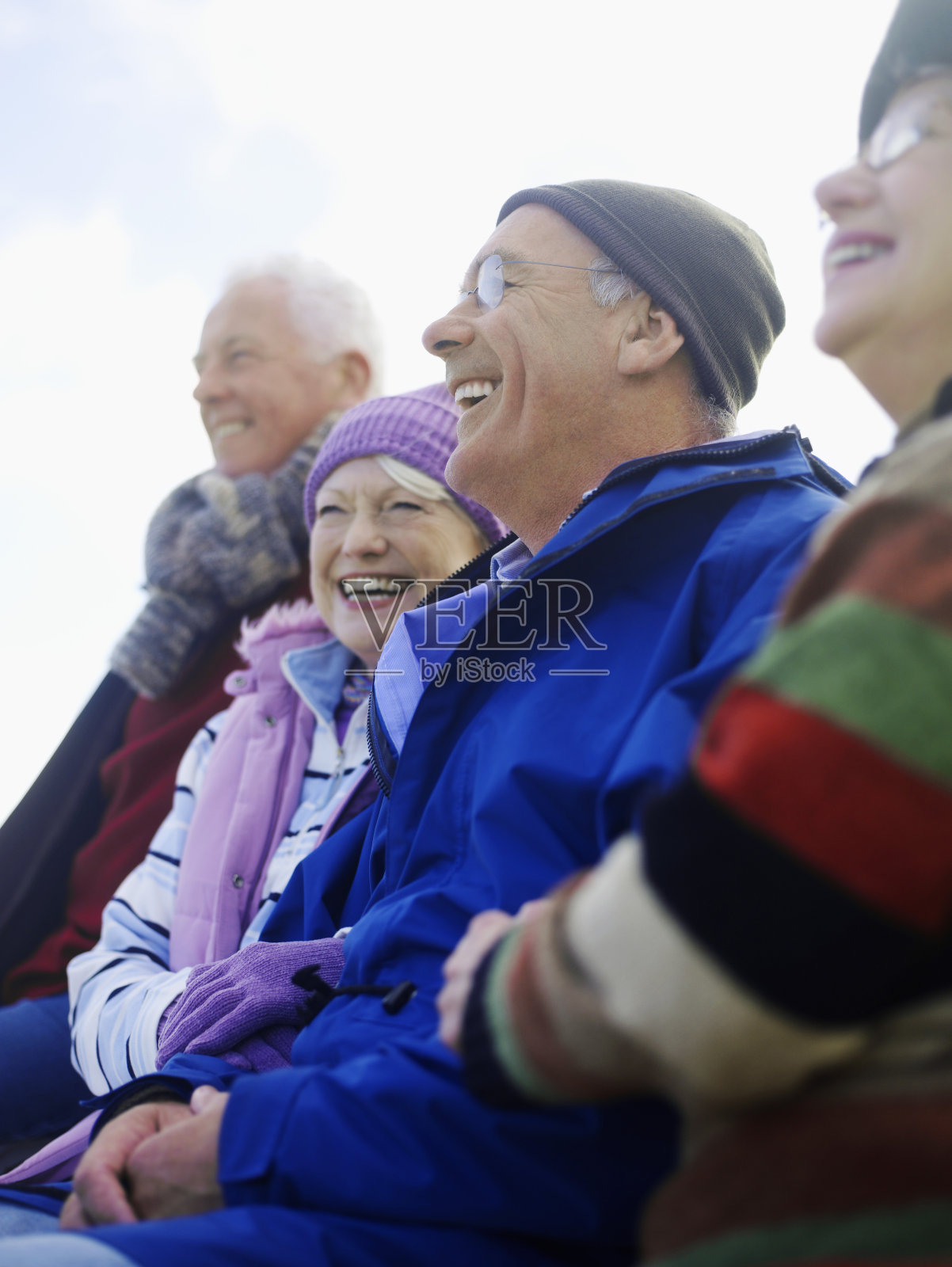 愉快的老年朋友聚在一起照片摄影图片