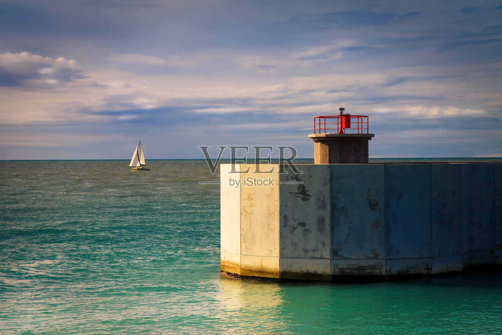 通往一个小港口的通道照片摄影图片
