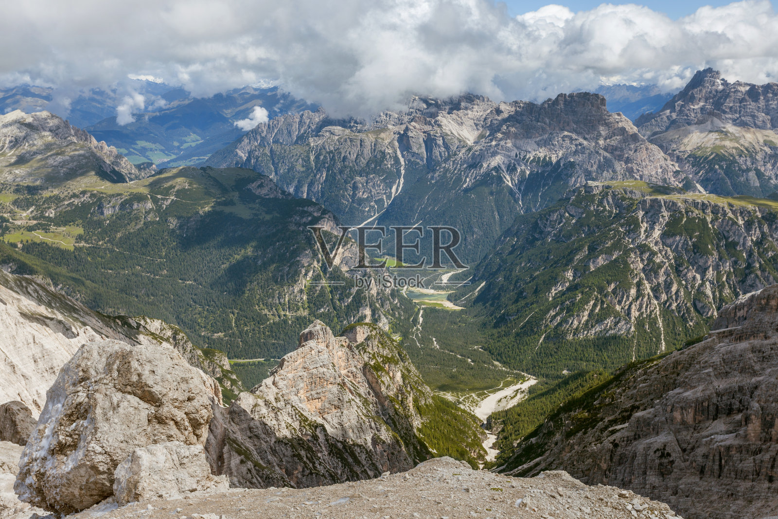美丽的白云石在夏天照片摄影图片