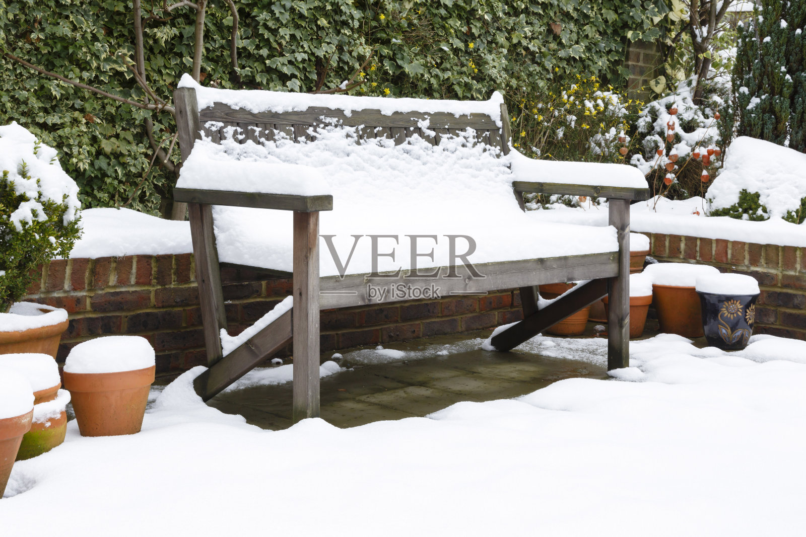 雪中的花园长凳照片摄影图片