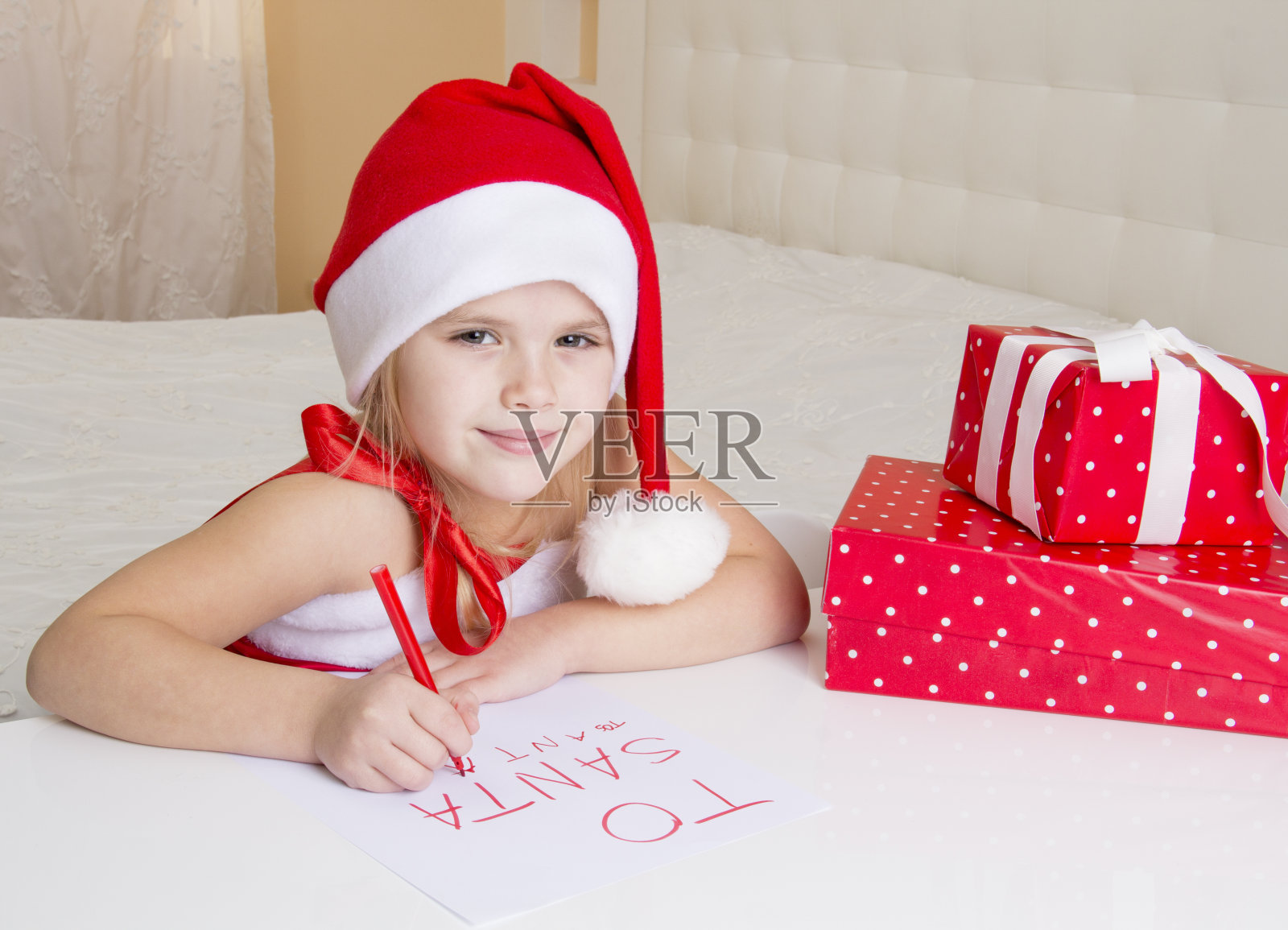 女孩给圣诞老人写信照片摄影图片