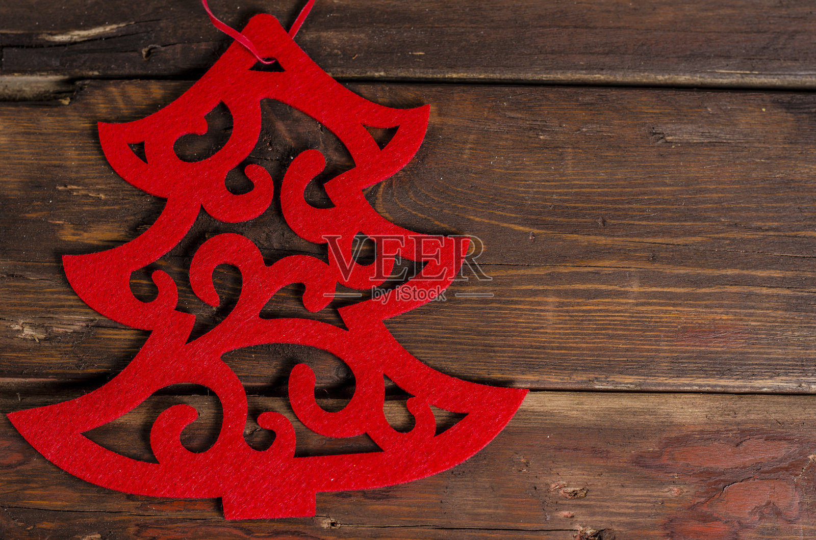 红色装饰圣诞树在木制的桌子上照片摄影图片