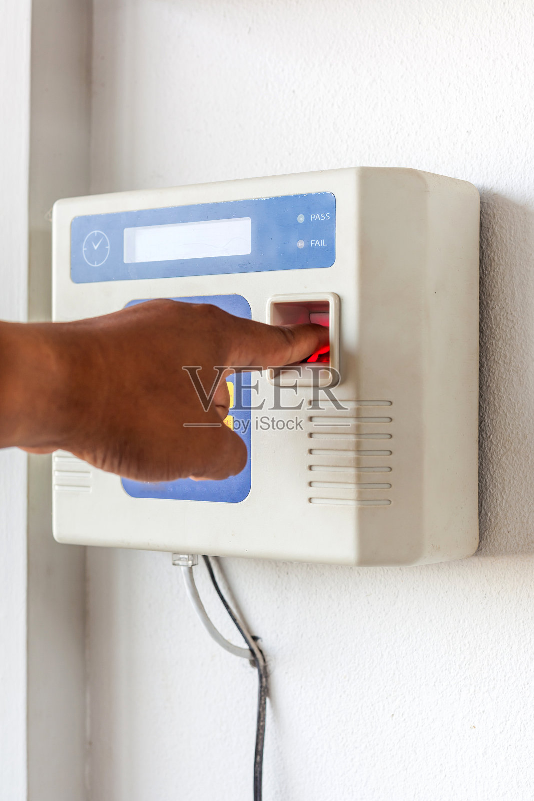 工作时间手放扫描指纹和密码锁照片摄影图片