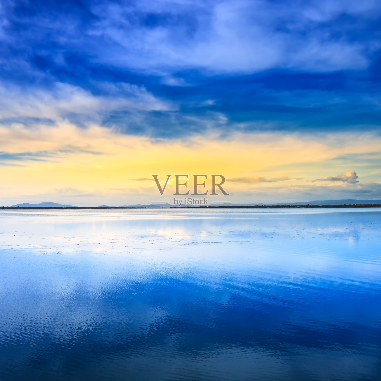 落日湖景观。奥贝特罗,阿根廷山,意大利托斯卡纳。照片摄影图片